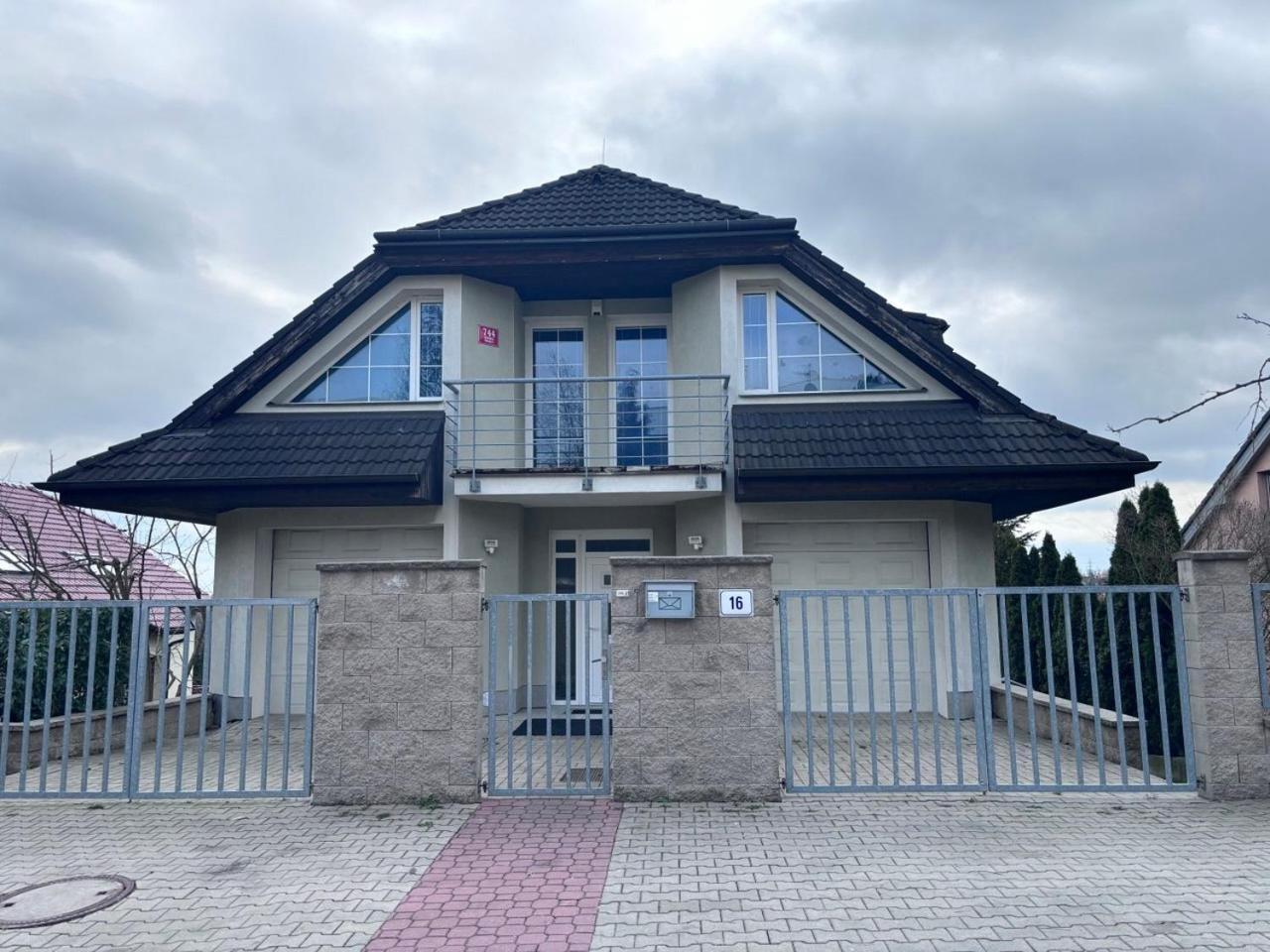 Diamondvilla, 4 Bedroom Apartment, Garden & Spa Praga Exterior foto